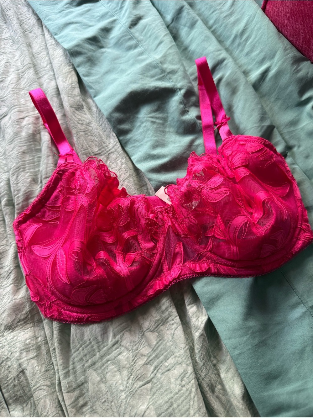 NWOT Victoria’s Secret Hot Pink Floral Mesh Dream Angels Push Up No Padding Bra